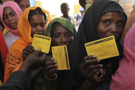  Mulheres em fila para vacinação contra a febre amarela no Sudão 