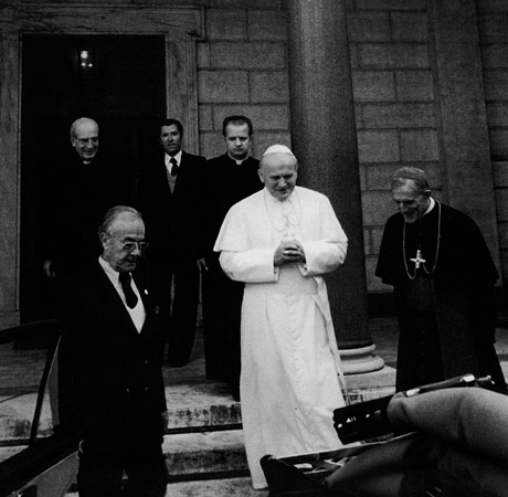  Carlos Chagas (à esquerda) e o Papa João Paulo II no Vaticano, após leitura do documento <EM>Declaração de Prevenção da Guerra Nuclear</EM> (Foto: Pontifícia Academia de Ciências do Vaticano) 