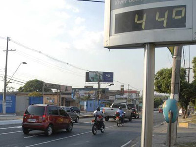  Termômetro na Avenida Djalma Batista, na Chapada, atesta a temperatura elevada registrada em Manaus<BR><br />
(Foto: Márcio Melo) 
