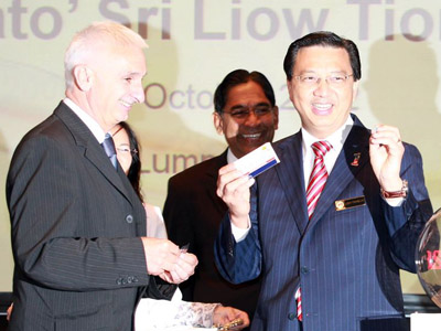  O ministro da Saúde da Malásia, Dato’ Sri Liow Tiong Lai (à direita) e o diretor-executivo da DNDi, Bernard Pecoul, fazem o anúncio oficial, no país asiático 