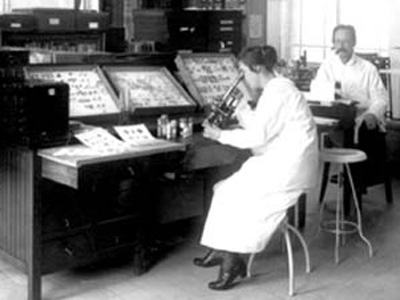  Adolpho Lutz e a filha Bertha, em um laboratório de Manguinhos (Foto: Casa de Oswaldo Cruz/Fiocruz) 
