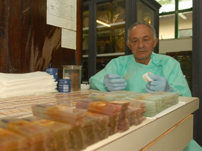  O auxiliar de necrópsia Nelson Silva restaura lâminas do Museu da Patologia 