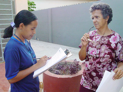 Agente de campo entrevista voluntária da pesquisa de hepatite A (Foto: Arquivo CPqAM/Fiocruz)