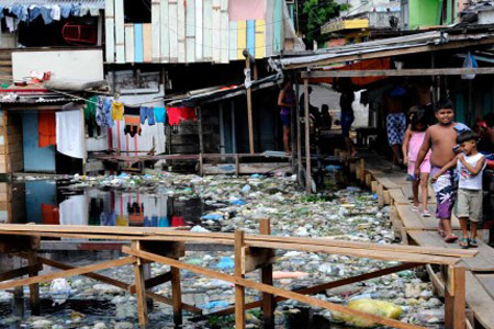  Em igarapé de Manaus, a correnteza deposita o lixo que desce pela margem esquerda do Rio Negro no meio das palafitas 
