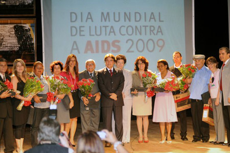  O ministro da Saúde, José Gomes Temporão (no centro), durante a apresentação da pesquisa sobre a qualidade de vida das pessoas com HIV, em Brasília (Foto: Roosewelt Pinheiro/ABr) 