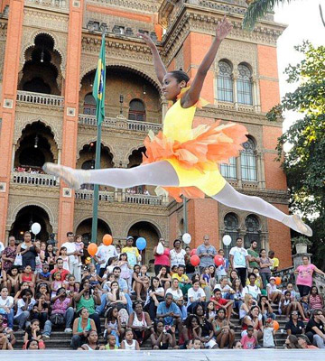  Bailarina do grupo Dançando para Não Dançar se apresenta no Fiocruz pra Você 2012 (Fotos: Peter Ilicciev) 