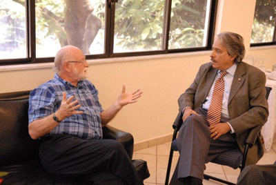  O representante interino da Opas no Brasil, Jacobo Finkelman, em reunião com o presidente da Fiocruz, Paulo Gadelha. 