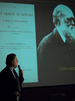  O médico Sergio Pena aborda a teoria da evolução e o legado de Charles Darwin (Fotos: Peter Ilicciev) 