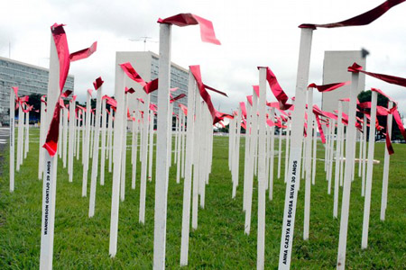  Estacas com o laço símbolo do combate à doença como parte das atividades do Dia Mundial de Luta contra a Aids, em Brasília (Foto: Valter Campanato/ABr) 