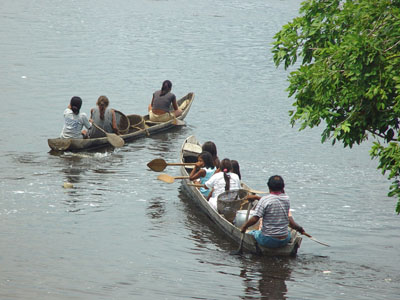  Canoas atravessam o Rio Waupés, em Iauaretê, onde a Fiocruz desenvolve pesquisas 