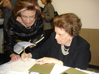  A viúva de Amilcar, Beatriz Borges Martins, autografa o livro 