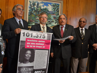  O presidente da Fiocruz e da CBDD, Paulo Gadelha, entrega ao presidente da Câmara, Marco Maia, anteprojeto de lei que propõe a descriminalização do usuário de drogas 