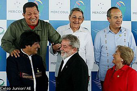  Os presidentes de Brasil, Venezuela, Bolívia, Cuba, México e Chile confraternizam depois da reunião da Unasul que criou o Conselho de Saúde Sul-Americano 