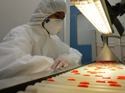  Produção de anti-retrovirais em Farmanguinhos, uma unidade da Fiocruz (Foto: Peter Ilicciev) 