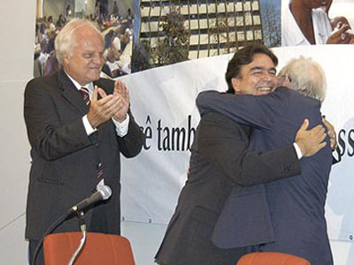  José Temporão abraça Berlinguer, observado por Paulo Buss (Foto: Ana Limp) 