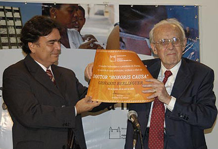  Berlinguer recebe o título de doutor <EM>honoris causa</EM> das mãos de Temporão (Foto: Ana Limp) 