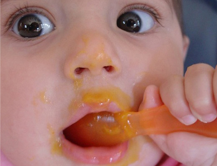 Estudo explora fatores regionais no consumo precoce de alimentos por crianças