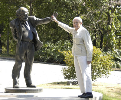  Berlinguer conhece a estátua de Sergio Arouca, no campus da Fiocruz (Foto: Ana Limp) 
