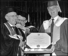  Berlinguer ao receber o título de doutor<EM> honoris causa</EM> da Universidade de Montreal 