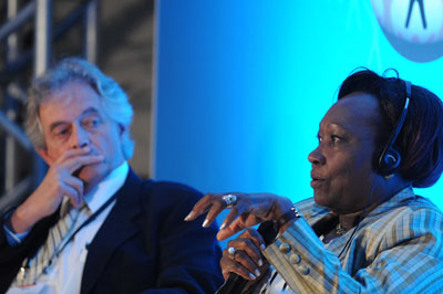  A, e  ministra de Saúde Pública e Saneamento do Kenya, Beth Mugo, e o presidente da Associação Mundial de Saúde Pública, James Chauvin. Foto: Peter Ilicciev.