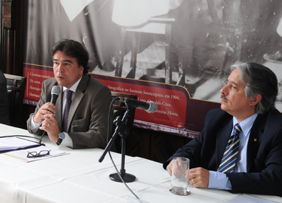  O ministro da Saúde, José Temporão (à esq.), e o presidente da Fiocruz, Paulo Gadelha, falam sobre os desdobramentos do acordo com a GSK. Fotos: Peter Ilicciev/CCS 