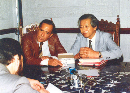  Konosuke Fukai participa de entrevista nos anos 80, ao lado do presidente da Fiocruz, Guilardo Martins 