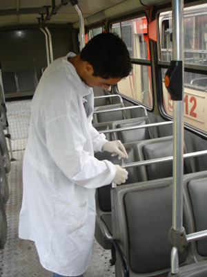  O estudante Felipe Leão Murta coleta o material nos ônibus usando fitas adesivas... (Foto: Davison Aarújo) 
