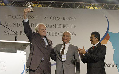  Buss (à esquerda) ao receber o prêmio de melhor instituição de saúde pública do mundo, dado à Fiocruz 