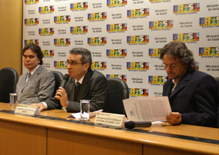  O ministro da Saúde, José Gomes Temporão, o presidente do Banco do Brasil, Antônio Francisco de Lima Neto, e o o presidente do CNS, Francisco Batista Júnior, na assinatura do termo de cooperação técnica 