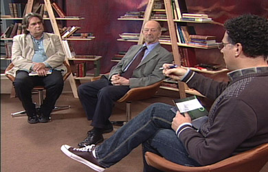  Moacyr Scliar (ao centro) e Paulo Amarante (à esquerda) são entrevistados por Renato Farias 