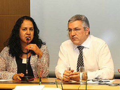  Ao lado do ministro da Saúde, Alexandre Padilha, Maria do Socorro cobra maior consideração às decisões do CNS (Foto: Divulgação/Ministério da Saúde) 