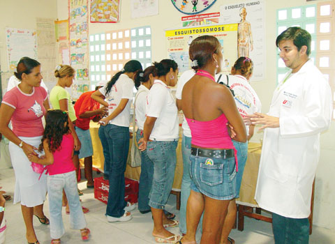  Técnicos da prefeitura e do CPqAM levam informação sobre a doença a moradores (Foto: Paula Lourenço) 