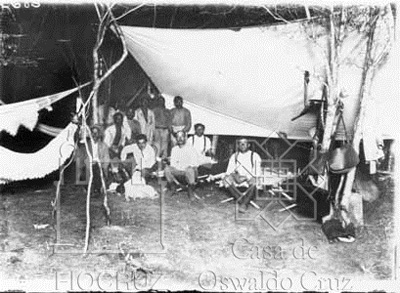  Em 1912, pesquisadores do IOC Belisário Penna e Arthur Neiva (sentados, ao centro) participam de expedição científica em Bebe Mijo, no Piauí. 