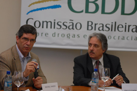  O candidato à Presidência da Colômbia Rafael Pardo e o presidente da Fiocruz, Paulo Gadelha, na segunda reunião da CBDD (Foto: Peter Ilicciev) 