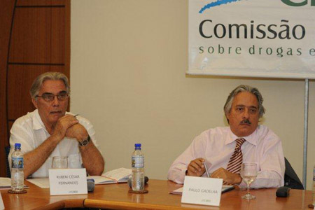  O diretor-executivo do Viva Rio, Rubem César Fernandes, e o presidente da Fiocruz, Paulo Gadelha, na reunião da CBDD (Foto: Peter Ilicciev) 