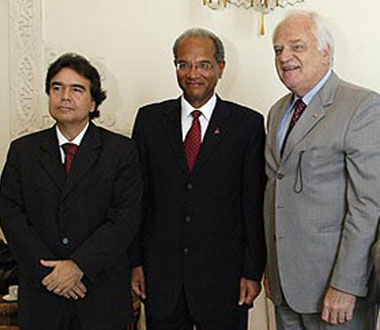  Os ministros da Saúde do Brasil, José Temporão, e de Moçambique, Paulo Garrido, e o presidente da Fiocruz, Paulo Buss (Foto: Ana Limp) 
