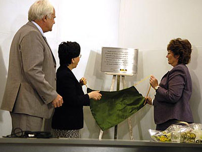  Margareth Chan e Mirta Roses descerram a placa em homenagem às duas, observadas por Paulo Buss 