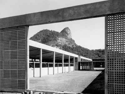  Aspectos da construção do Hospital de Curicica, no Rio (Foto: Acervo COC) 