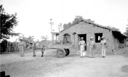 Carroça transportando o compressor De Vilbiss, utilizado para expurgo domiciliar durante campanha contra o <EM>A. gambiae</EM> no Nordeste, em 1940 