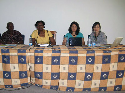  Elisée Soumonni (Benin), Rita Pemberton (Trinidade e Tobago), Tânia Pimenta e Kaori Kodama na oficina do projeto <EM>Saúde e Desenvolvimento na África e a a Diáspora Africana:</EM> <EM>Benin, Brasil e o Caribe Britânico na segunda metade do século 19</EM> 