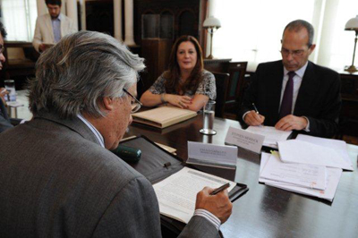 O acordo para a transferência de tecnologia foi assinado nesta sexta-feira (11/11), na sede da Fiocruz, em Manguinhos, no Rio de Janeiro. 