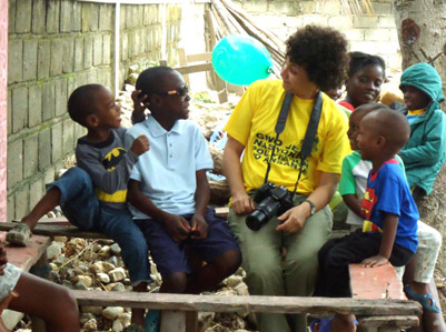 A documentarista Marilu Cerqueira com crianças haitianas durante a realização do filme<BR><br />
(Foto: Marcela Lemgruber) 