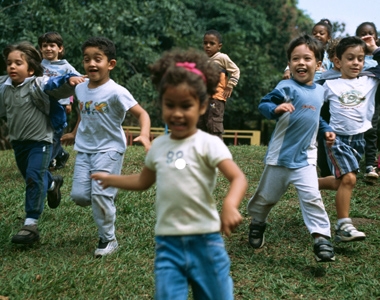  As amizades e os vínculos sociais podem ajudar a manter as crianças livres do estresse (Foto: Rogério Reis) 