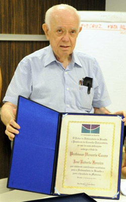  José Roberto Ferreira recebe, na Fiocruz, o título de professor <EM>honoris causa</EM> da UnB (Foto: Peter Ilicciev) 