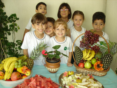  Crianças têm aula sobre alimentação saudável em colégio 