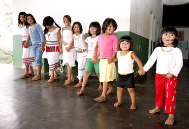  Crianças guarani homenageiam Nhanderu, a principal entidade religiosa guarani, com dança e música (Foto: Fernandes Dias Ferreira) 