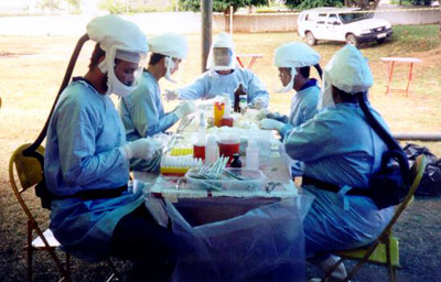  Munidos de equipamento de proteção individual, pesquisadores da Fiocruz avaliam em campo a prevalência de doenças como a hantavirose (Foto: Instituto Oswaldo Cruz) 