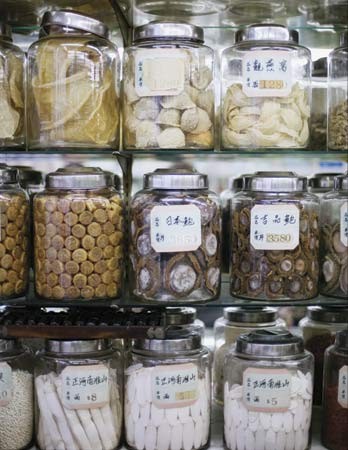  Prateleiras com medicamentos homeopáticos em mercado de Hong Kong ( Foto: Randy Faris/Corbis) 