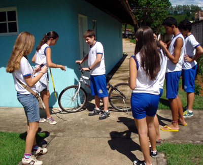  Os pesquisadores apontam que o incentivo à caminhada ou ao uso da bicicleta no trajeto para o colégio pode ajudar a reverter a situação e aumentar os níveis de atividade física na população jovem 