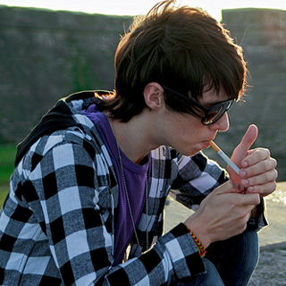  De acordo com o estudo, 51% dos adolescentes e adultos jovens relataram já ter experimentado cigarros, prevalência considerada alta, e a idade mediana de início do hábito foi de 15 anos 